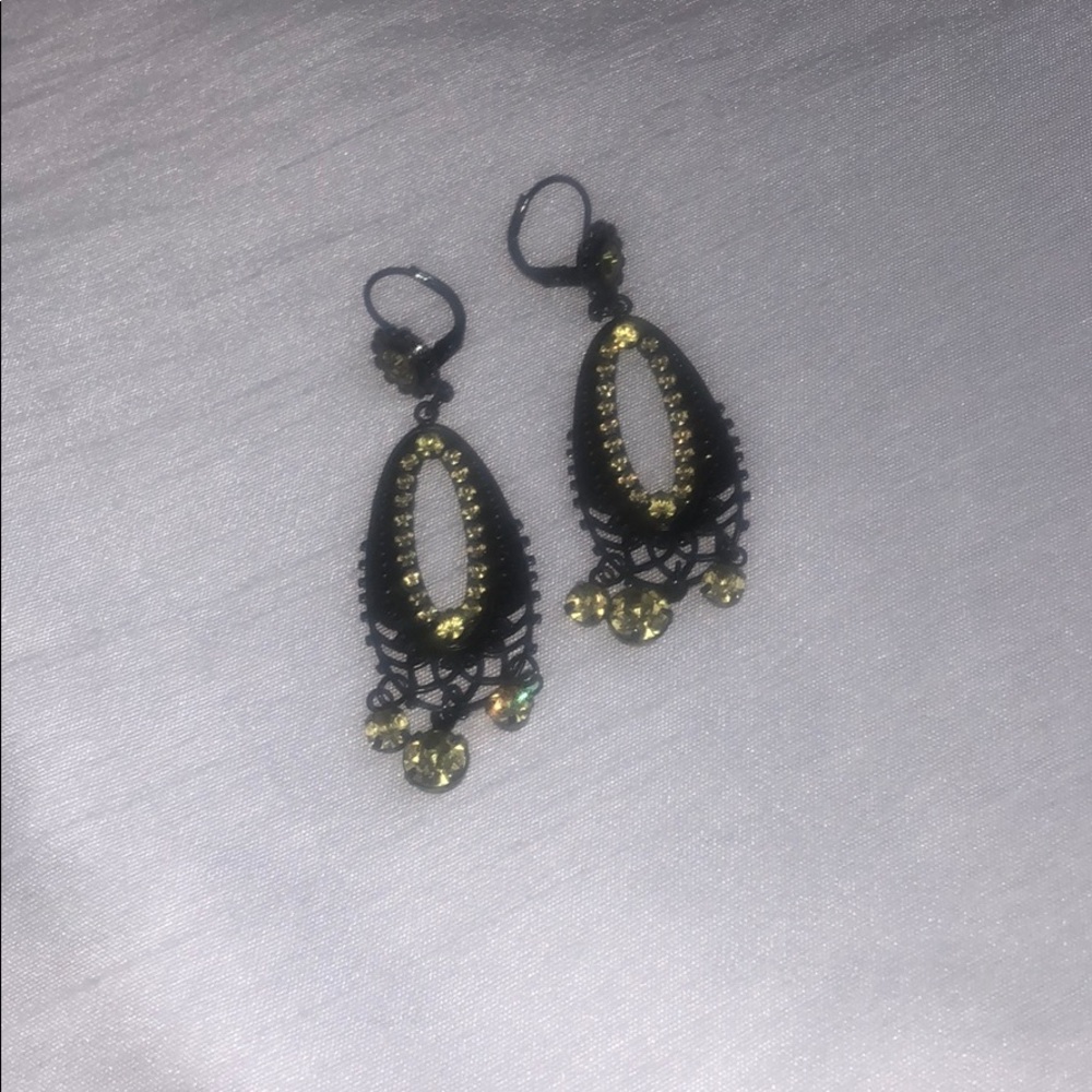 Chandelier type black with peridot colored stones